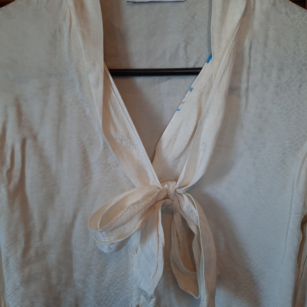 Robert Graham Silk Bamboo Blend Cream Neck-tie Bell Sleeve Blouse Size Small - Picture 4 of 15